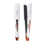 مكواة فرد الشعر السيراميك الاحترافية من سيلكي سكين بدرجة حرارة 230 مع تقنية الكيراتين على خلفية بيضاء